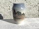 Royal 
Copenhagen, 
Vase #2843-10B, 
Med kirkemotiv, 
17cm høj, 9cm i 
diameter 
*Perfekt stand*