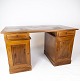 Kasseskrivebord 
af lys mahogni, 
i flot antik 
stand fra 
1920erne.
H - 77 cm, B - 
135 cm og D - 
...