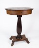 Sybord af 
mahogni med 
opbevaring og i 
flot antik 
stand fra 
1910erne.
H - 74 cm, B - 
57 cm og D ...