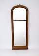 Højt spejl af 
mahogni fra 
omkring 
1860erne. 
Spejlet er i 
flot brugt 
stand. 
H - 126 cm, B 
- 50 ...