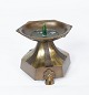 Lysestage af 
messing, i flot 
antik stand fra 
1920erne. 
Stagen er 
velegnet til 
bloklys.
12 x 14 ...