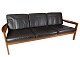 Den 
tre-personers 
sofa i teak og 
sort læder, 
designet af 
Arne Vodder og 
fremstillet af 
Komfort i ...