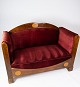 To personers sofa af valnød med intarsia og polstret med rød velour fra omkring 1910. Sofaen er ...