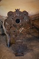 Dekorativ , 
gammel fransk 
metal væg 
dekoration med 
blomster motiv 
og lille spejl. 
H:53,5cm. 
B:31cm.