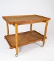 Barbord med 
udtræk i eg af 
dansk design 
fremstillet af 
Hundevad 
Møbelfabrik i 
1960erne. . 
Bordet ...