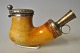 Stor blok 
erskum pibe 
hoved, 1871. 
Horsens. 
Danmark. Med 
utydelige 
mestermærker på 
låg og spids. 
...