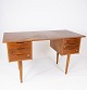 Dette 
skrivebord er 
et smukt 
eksempel på 
dansk design 
fra 1960'erne, 
fremstillet af 
teaktræ, ...