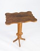 Sidebord af 
elm, i flot 
brugt stand fra 
1930erne. 
H - 74 cm, B - 
55 cm og D - 35 
cm.