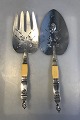 Georg Jensen 
Silver Fish 
Serving Set 
(1927) Partly 
bone handle 
Floral 
decoration 
Measures Server 
...