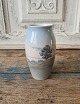 B&G vase 
dekoreret med 
landskabsmotiv 
No. 8674/255, 
1.  sortering
Højde 12 cm.