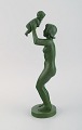 Niels Tvede (1903-1972) for Ipsens Enke. Figur i jadegrøn glaseret keramik. Mor 
der løfter barn. Model 860. 1930
