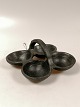 Sort Lertøj 
Æbleskivepande 
18.årh. 
Højde 8,5cm 16 
x 16,5cm.
fremstår med 
forvendelig 
brugsspor