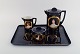 Antikt 
kaffeservice i 
håndmalet 
porcelæn med 
motiver af unge 
kvinder i 
profil og 
gulddekoration. 
...
