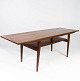 Sofabord i teak 
med underhylde 
af dansk design 
fra 1960erne. 
Bordet er i 
flot brugt 
stand. 
H - ...