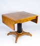 Spisebord med 
udtræk af 
poleret 
birketræ, i 
flot antik 
stand fra 
1840erne. 
H - 75 cm, B - 
83 ...