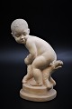 Lille Svend 
Lindhart 
terracotta 
figur af barn 
med hund.
Figuren er 
signeret. 
H:17,5cm.