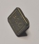 Segl i 
alumininium, 
19. &aring;rh. 
Danmark. Med 
obgstaverne: 
DBL. l.: 1,5 
cm. Antagelig 
fra en ...
