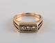 Dansk guldsmed. Vintage art deco ring i 14 karat guld prydet med tre diamanter. 
Midt 1900-tallet.
