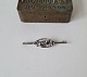 Vintage sølv 
broche af Hugo 
Grün
Stemplet: Hgr 
- 830s
Mål: 1,1 x 5,6 
cm.