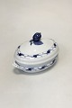 Royal 
Copenhagen 
Rosebud Tureen 
No 8054. 
Measures 27 cm 
/ 10 5/8 in.