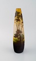 Antik Emile Gallé vase i gult matteret kunstglas med mørkt overfang udskåret i 
form af parklandskab med træer og bro. Sjælden model. Tidligt 1900-tallet.
