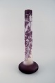 Kolossal antik 
Emile Gallé 
vase i matteret 
kunstglas med 
lilla overfang 
udskåret i form 
af ...