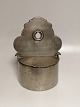 Saltkar af tin
Dateret 1842
Højde 27,5cm 
Længde 21cm. 
Dybde 12,5cm.