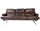 Den 
tre-personers 
sofa i brunt 
patineret læder 
med et stel i 
metal, designet 
af Arne Norell 
i ...