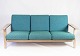 Den 
tre-personers 
sofa, model 
GE290, 
fremstillet af 
egetræ og 
betrukket med 
blåt Hallingdal 
uld, ...