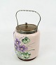 Engelsk 
kiksespand af 
fajance 
dekoreret med 
farverige 
blomster, i 
flot stand.
16 x 13 cm.