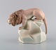 Amphora, 
Tjekkoslovakiet.
 Håndmalet art 
deco 
porcelænsfigur 
af løve på 
klippe. 
1930/40'erne. 
...