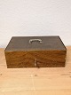 Pengekasse af 
jern årremalet
indvendig med 
mønt deler 
20.årh.
Højde 13cm 
Længde 39cm. 
bredde ...