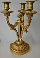 Fransk 
lysestage af 
bronze, Louis 
XVI stil, ca. 
1900. Med tre 
lysarme. I fod 
tre 
boringshuller 
...