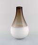 Vincenzo Nason 
& Cie, Murano. 
Stor 
dråbeformet 
vase i hvidt og 
røgfarvet 
mundblæst 
kunstglas. ...