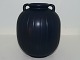 Ipsen keramik, 
mørkeblå vase 
med riller.
Dekorationsnummer 
14.
Designet af 
Axel ...