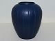 Ipsen keramik, 
mørkeblå vase 
med riller.
Dekorationsnummer 
60.
Designet af 
Axel ...