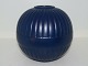 Ipsen keramik, 
mørkeblå rund 
vase med 
riller.
Dekorationsnummer 
42.
Designet af 
Axel ...