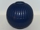 Ipsen keramik, 
mørkeblå rund 
vase med 
riller.
Dekorationsnummer 
42.
Designet af 
Axel ...