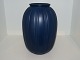 Ipsen keramik, 
mørkeblå vase 
med riller.
Dekorationsnummer 
27.
Designet af 
Axel ...