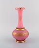 Stor vase i 
lyserødt 
mundblæst 
kunstglas 
dekoreret med 
24 karat 
bladguld. 
Italien, ca ...