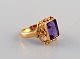 Skandinavisk guldsmed. Vintage ring i 18 karat guld prydet med stor amethyst. 
Midt 1900-tallet.
