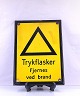 Emaljeskilt med 
advarsel, 
Trykflasker 
fjernes ved 
brand. Skiltet 
er gult, med 
sort trekant og 
...