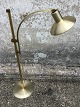 Lille standerlampe med højdejusterbart snoretræk. Danmark 1970'erne.Højde lodret stang: 105 cm