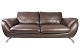 Denne store 2-personers sofa er polstret med brunt læder og har et stel af metal, der giver den ...