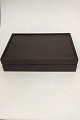 Bestikkasse af 
mørkt træ med 
plads til 
bestik til 6 
personer/44 
dele. Måler 39 
cm x 28 cm x 
8,5 cm