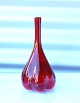 Rød vase  Dyb rød, løg formet glasvase, med lang hals.Vasen har ingen brugssporHøjde 20 ...