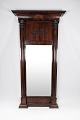 Tall mirror of mahogany with carvings, in great antique condition from around 
1840.
5000m2 showroom.