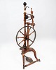 Spinderok af 
mahogni, i flot 
antik stand fra 
omkring 1860. 
H - 91 cm, B - 
34 cm og D - 37 
cm.