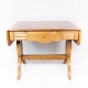 Spisebord med 
udtræk i 
birketræ og i 
flot antik 
stand fra 
omkring 1840. 
H - 76.5 cm, B 
- 88 ...