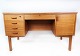 Dette 
skrivebord er 
et smukt 
eksempel på 
dansk design 
fra 1960'erne. 
Fremstillet af 
teaktræ, ...